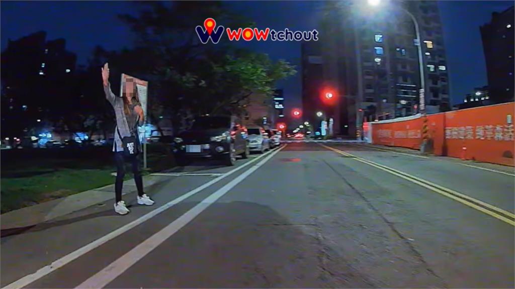 遇女子「肉身佔位」駕駛用這招回敬！他霸氣喊：她真的以為我不敢欸…