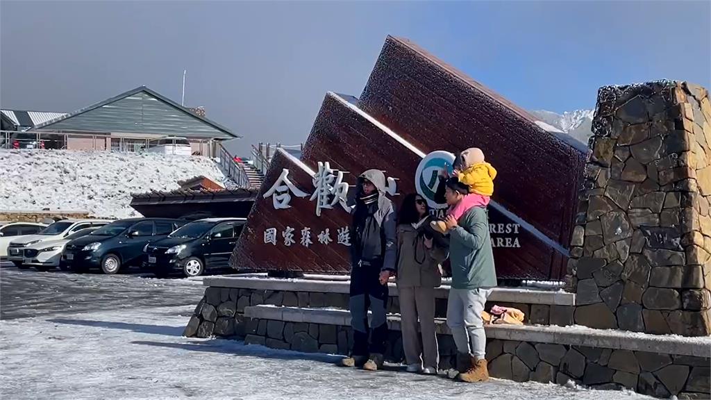 快新聞/合歡山成冰宮絕美畫面曝 民眾嗨喊「超興奮」堆雪人
