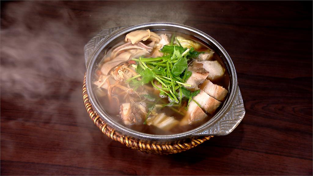 肉骨茶加入鮑魚、蝦子 「海陸融合」中藥香味帶點海鮮甘甜