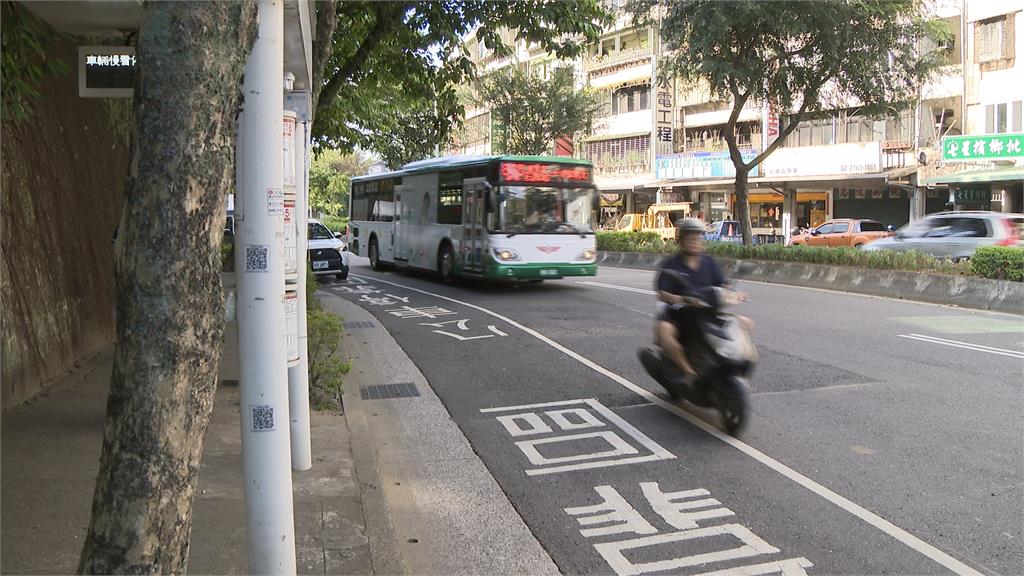 公車出勤突發狀況多 提醒口罩竟被乘客打破車門
