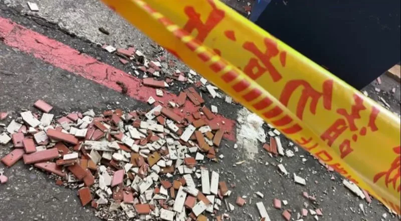 快新聞/內湖737巷內大樓「外牆磁磚掉落」 路人嚇傻急繞道而走