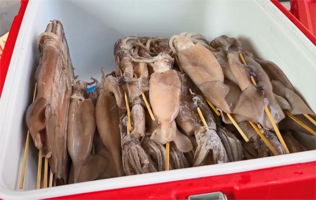 噁！高雄駁二攤販「泥漆桶裝生小卷」　網友傻眼直呼「以為在印度」