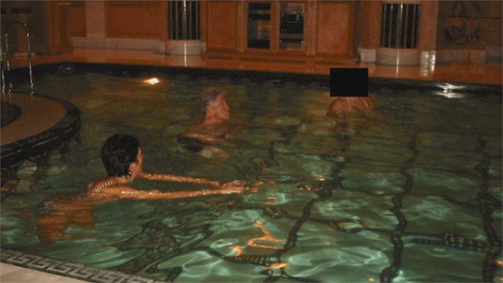 美國司法「布」遮黑淫魔照片？　柯林頓摟妹畫面曝