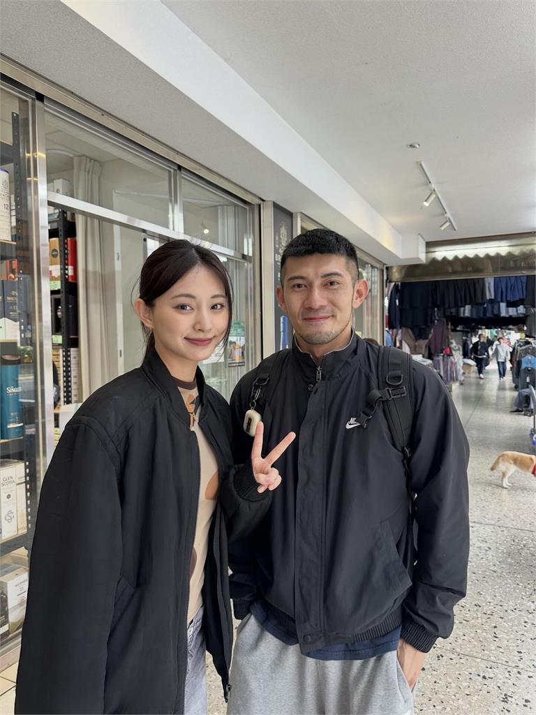 周子瑜小卡現瘋搶潮！他沒卡卻在台灣「遇野生本人」還讓大咖幫拍照