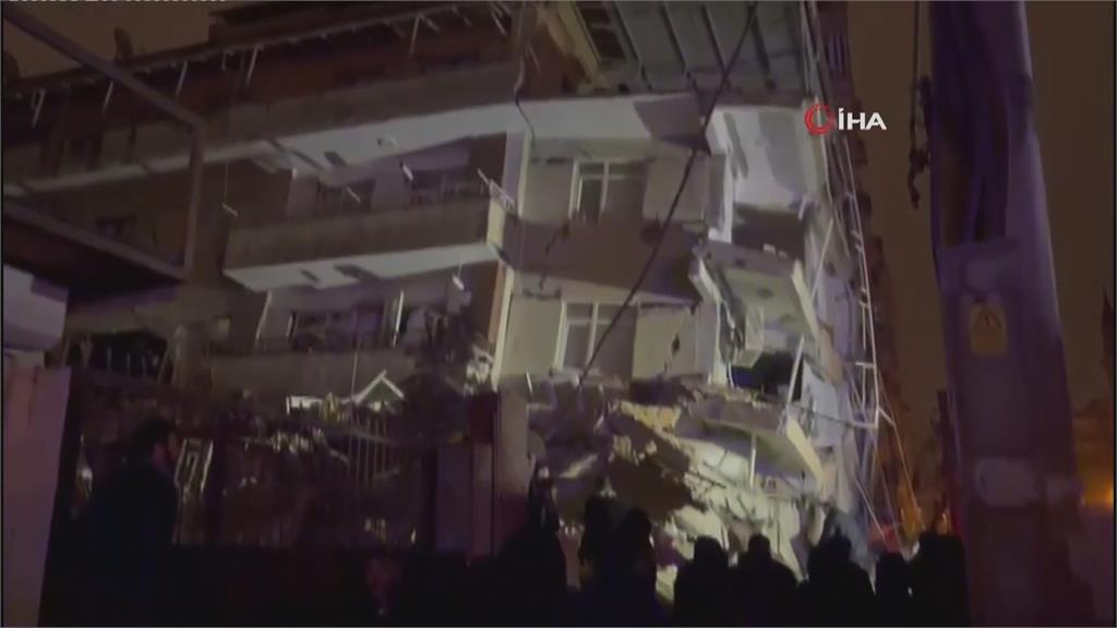 土耳其7.8強震死傷人數更新！　建築「折疊式」坍塌