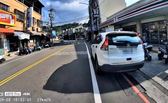 氣死！休旅車違停公車站牌前　司機廣播：駕照怎麼考的？