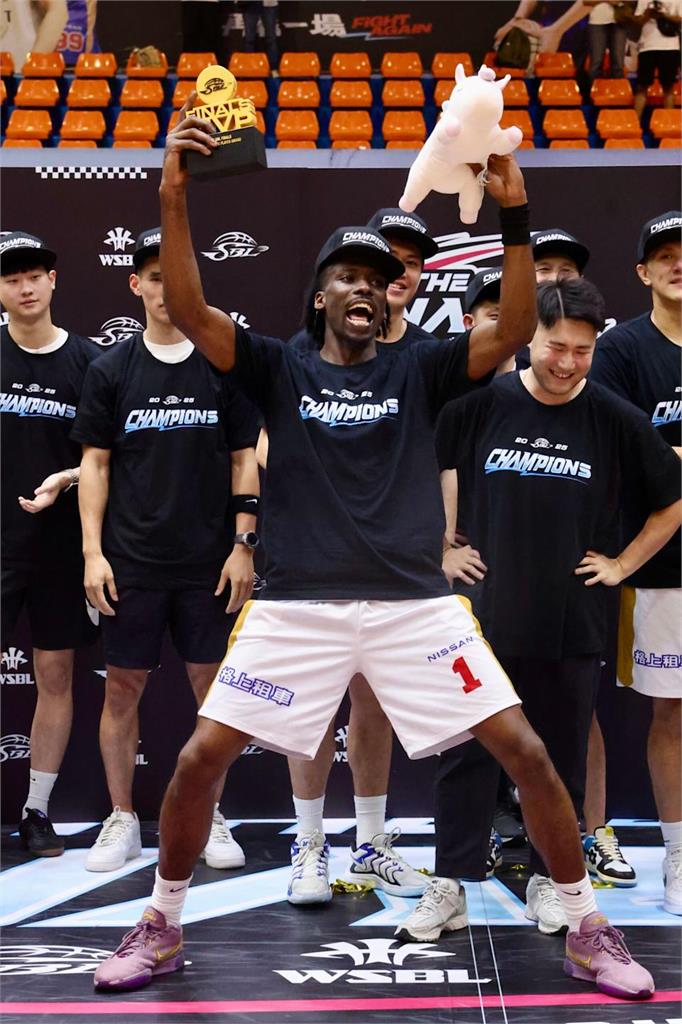 籃球/裕隆SBL封王三連霸奪隊史第8冠!董事長陳莉蓮親剪籃網