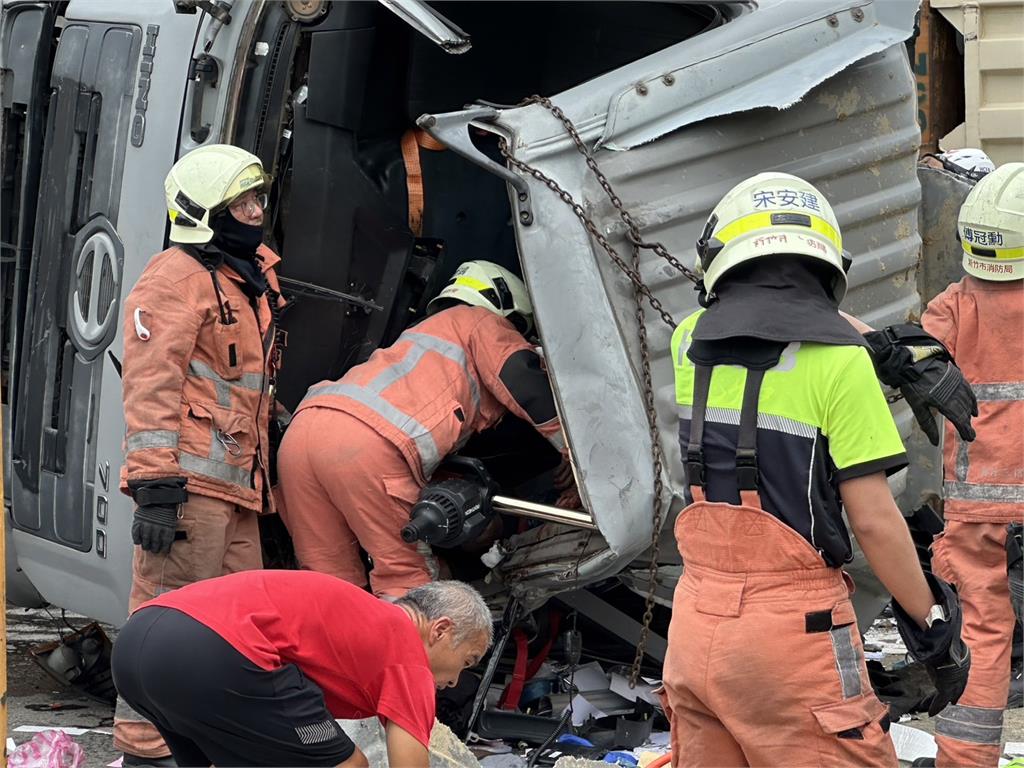 台61線西濱路段　聯結車過彎時搶快翻車起火