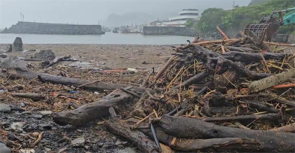 漂流木塞滿宜蘭漁港 300艘船隻停擺無法出港