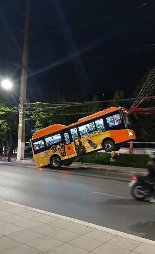 公車纏電線「翹孤輪」前輪離地3公尺　車上乘客全嚇壞「事故原因」曝光