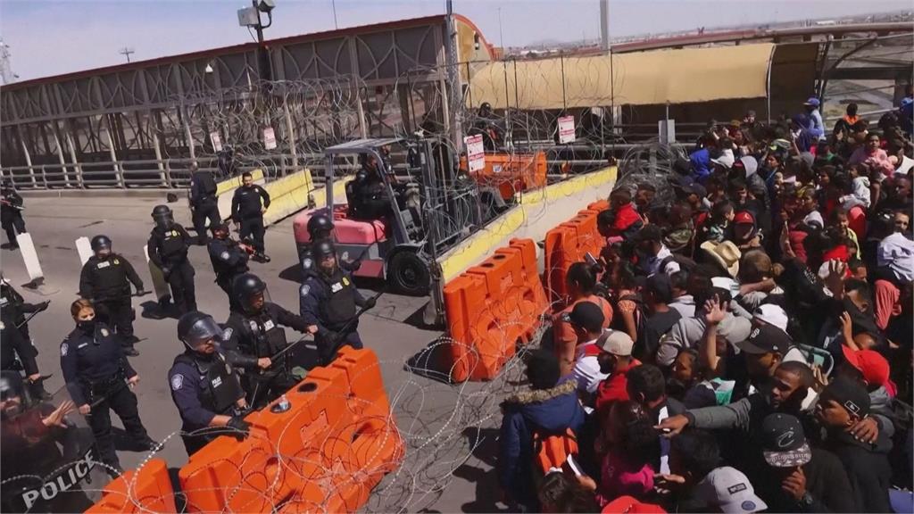 數百移民高喊「前進美國」衝入美墨邊關 竟是1條謠言造成