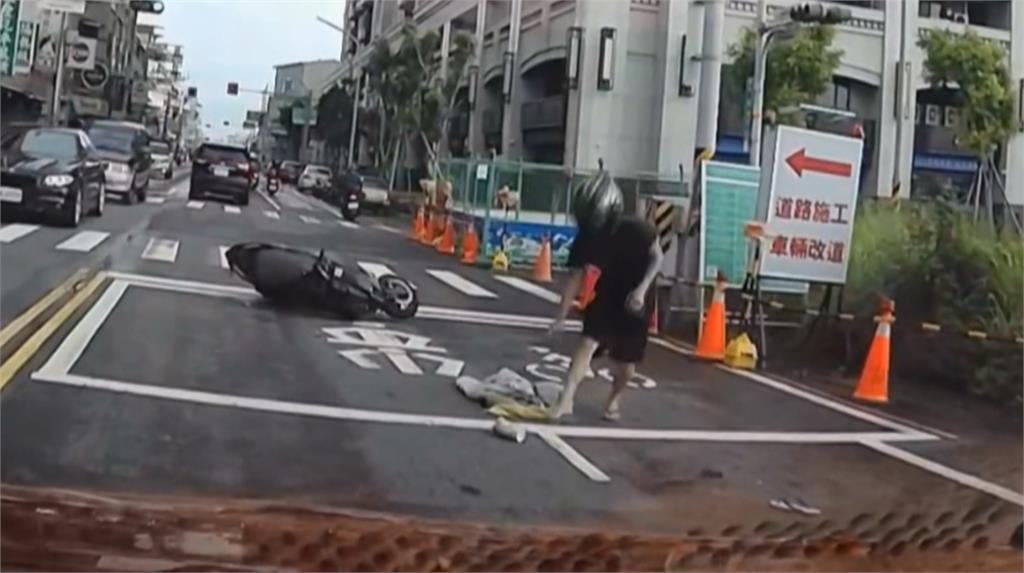 台南騎士耍帥「翹孤輪」好糗! 當場摔車倒地最高罰3萬6