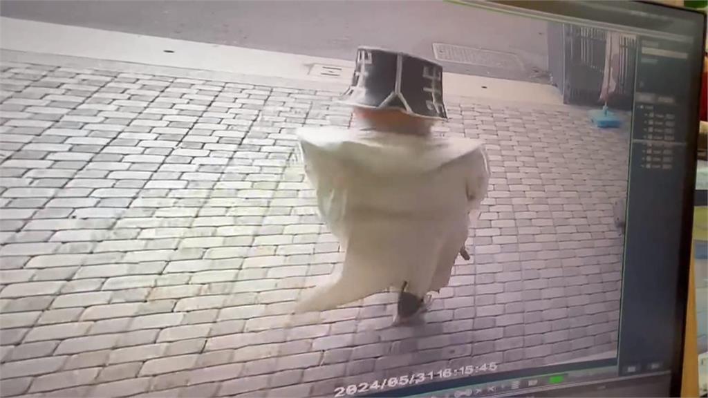 男子假扮「土地公」討錢 店家不給就站著不走、踹門
