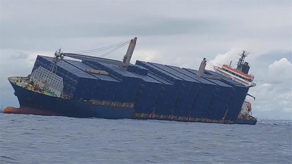 帛琉貨櫃船高雄外海進水傾斜　大量貨櫃海上漂流