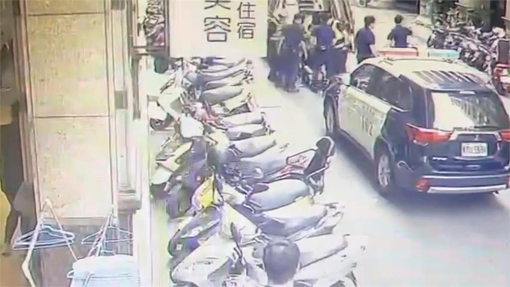 新北莽男懷疑被跟蹤監控 「三刀流」破壞鄰居家玻璃大門
