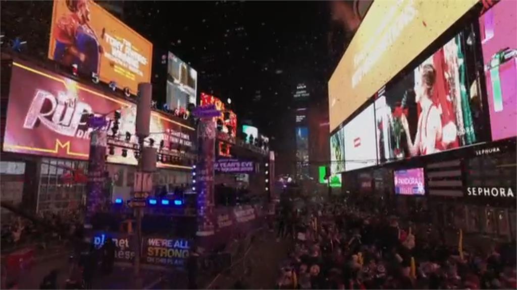紐約零度低溫迎新年 "最大水晶球"時報廣場跨年倒數