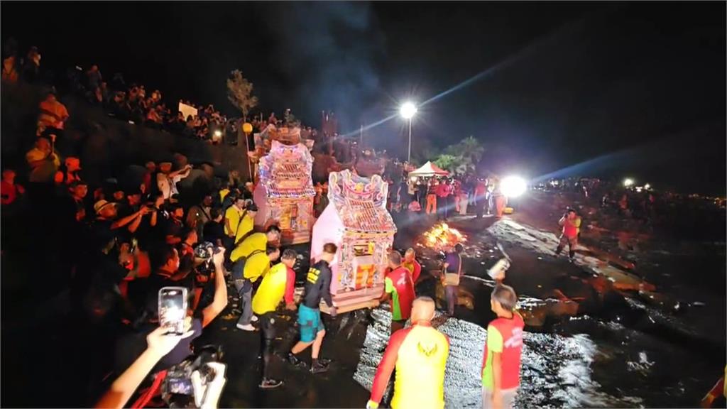 基隆中元祭爆人潮 交通疏運出包 遊客慘被放生趕不上車