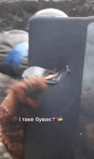 網瘋傳手機救了烏克蘭士兵！「幫擋俄軍子彈」防彈神機型號曝光