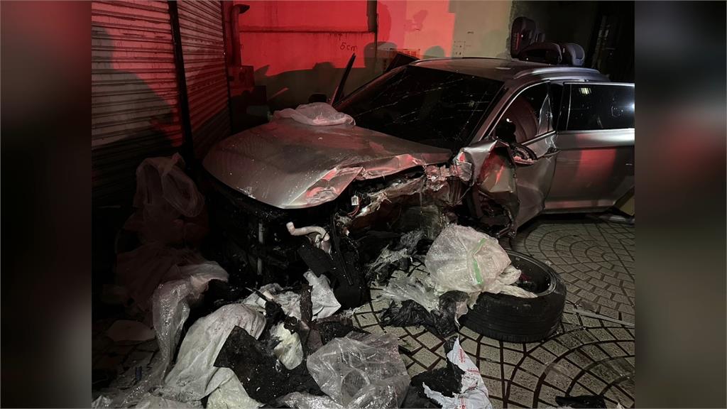 酒駕釀禍!彰化轎車撞飛盆栽波及十車 駕駛全身傷送醫