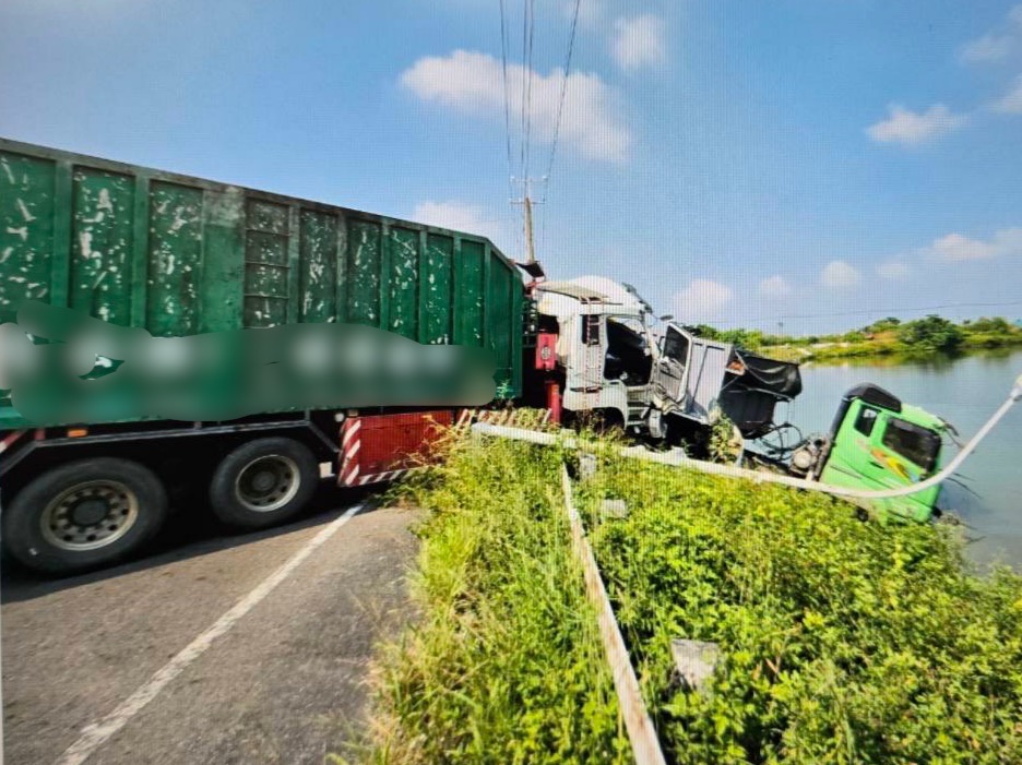 台南死亡車禍! 2大貨車對撞1車撞進魚塭 1司機不治