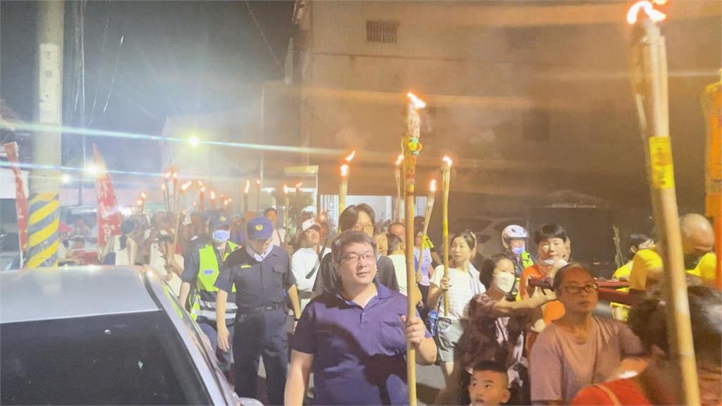 嘉義布袋過溝「火燈夜巡」展開　手持火把推轎隨王爺繞行祈安