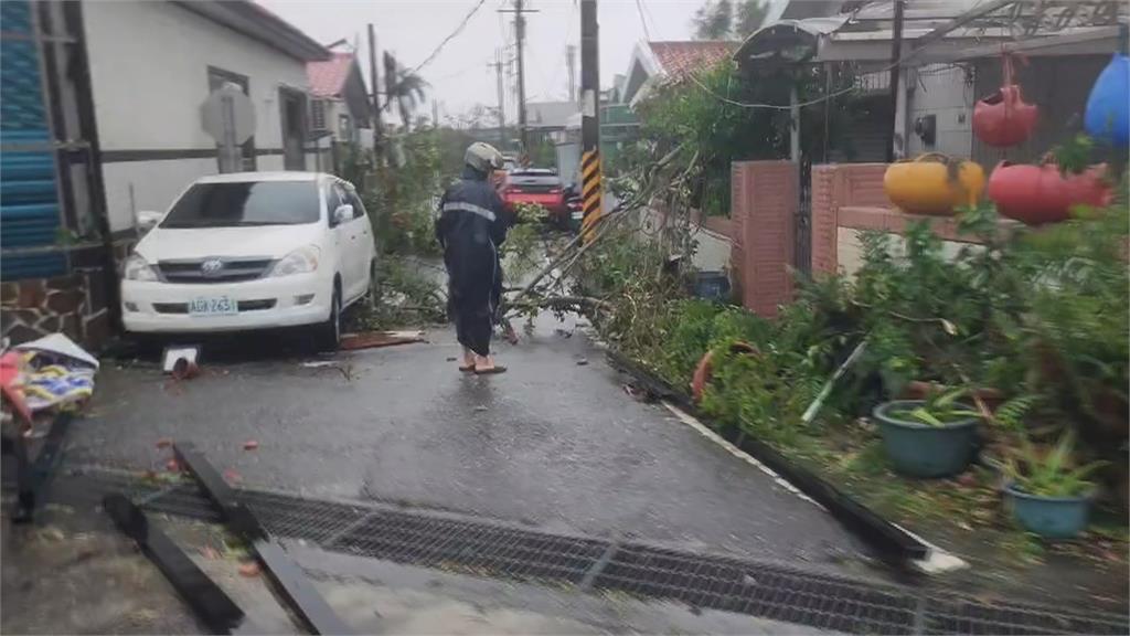 康芮強襲!花蓮新城康樂村一片狼藉 聯結車也被「超狂陣風」吹到翻車