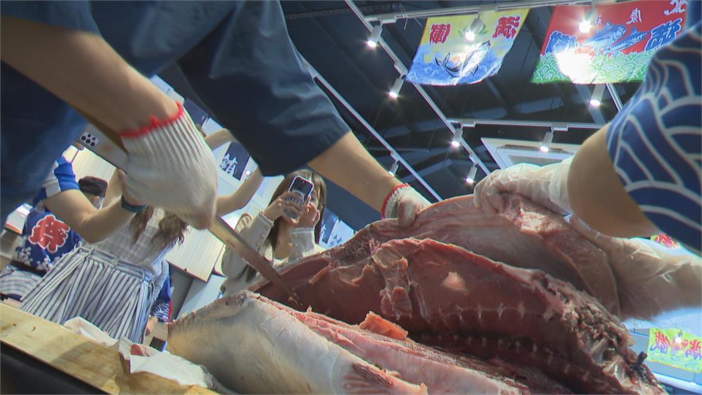 45公斤黑鮪魚分切秀!大啖鮪魚全餐 黑鮪魚粽子搶端午商機