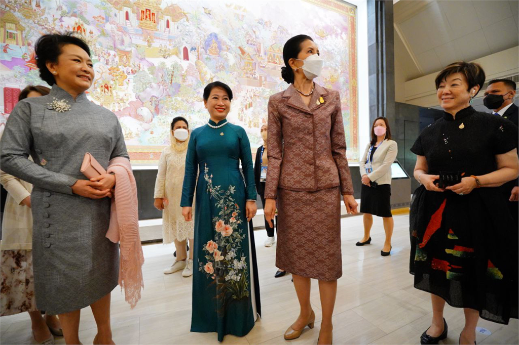 APEC領袖配偶訪博物館　張淑芬和習近平妻同框畫面曝