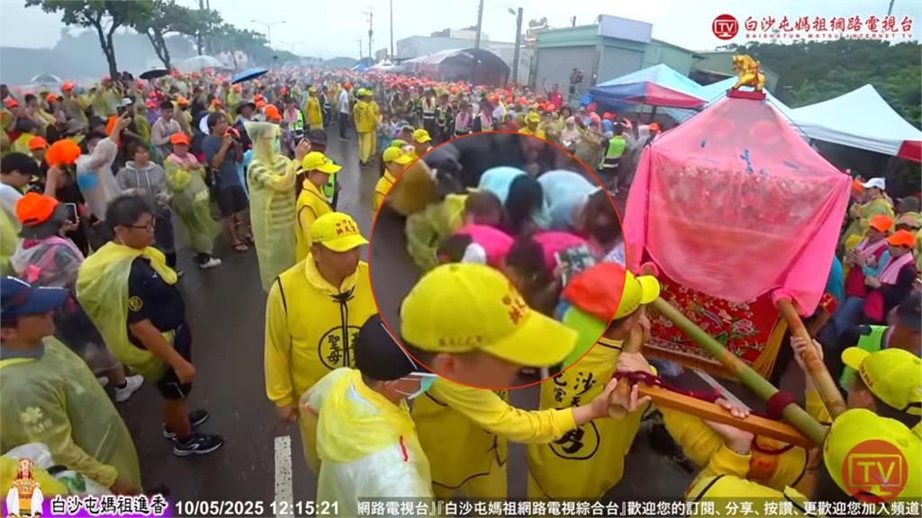 手持「大罷免」旗幟鑽轎底被轉向?罷團怒回應:陷媽祖於不義