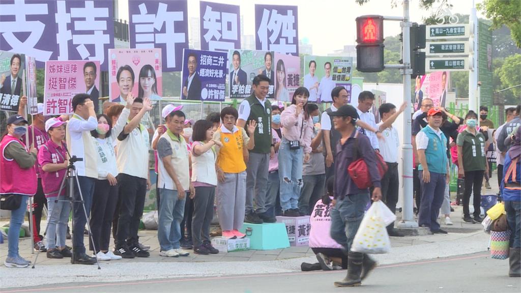 拚立委選戰！民進黨高雄4參選人合體　黃捷競選小物亮相　支持者瘋搶聯名擋泥板