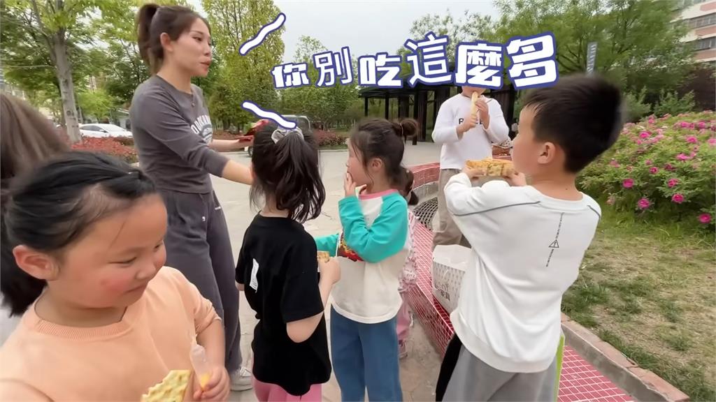 中國童愛上台灣零食「家長勸阻仍狂嗑」　網笑：好吃到連親媽都不認