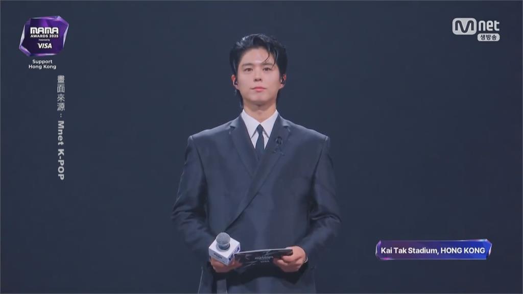 MAMA香港頒獎典禮登場 朴寶劍全身黑帶領全場默哀
