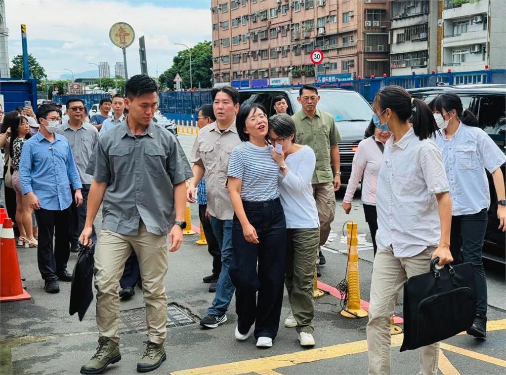 蕭美琴「現身投票所」問蘇巧慧這句!急改口喊歹勢「實況流出」網笑到並軌