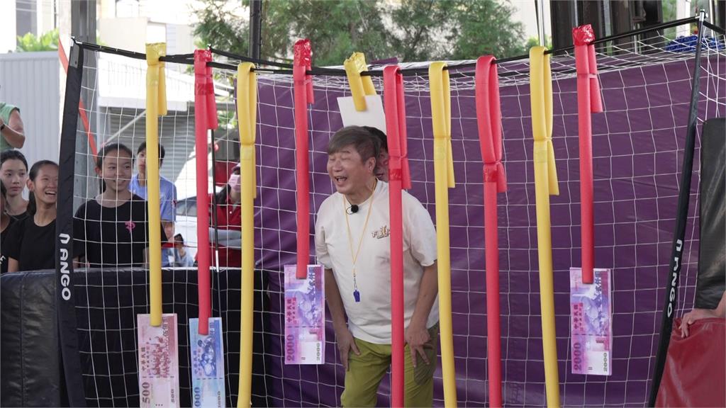 《綜藝大集合》為了表演藝術系示範郭忠祐脫稿壓著胡瓜頭要激吻!全場大喊不舒服