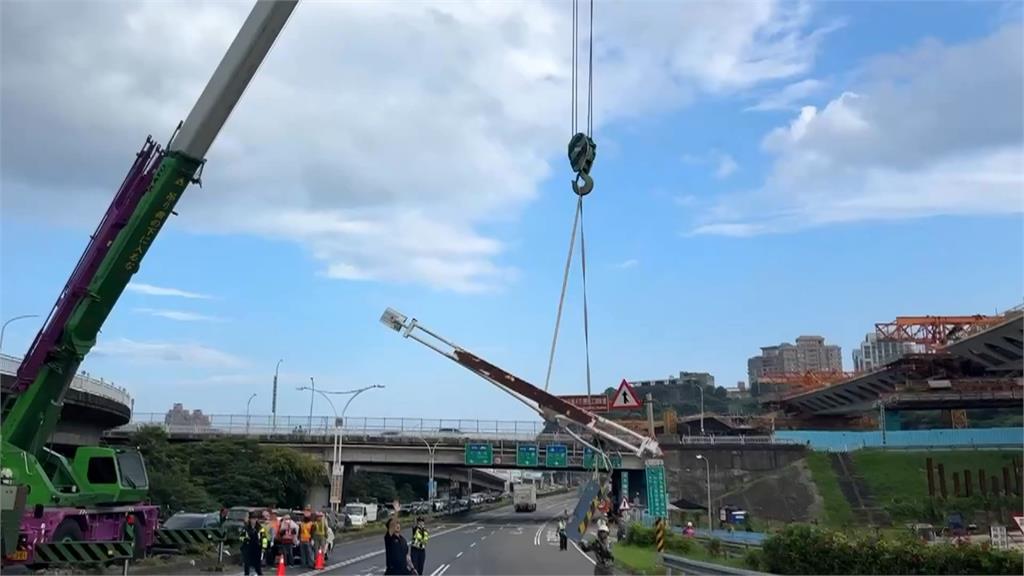 國軍八輪甲車自撞電線桿 卡分隔島一度影響交通