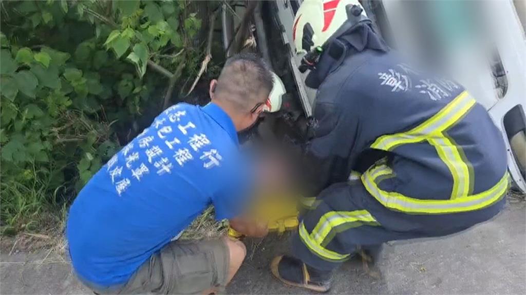 轟！　彰化混凝土車翻覆駕駛受困　消防、熱心民眾破窗救人