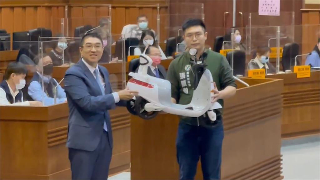 第一任「送5萬台Gogoro」遭批跳票！謝國樑又推「免費電動車」拚連任