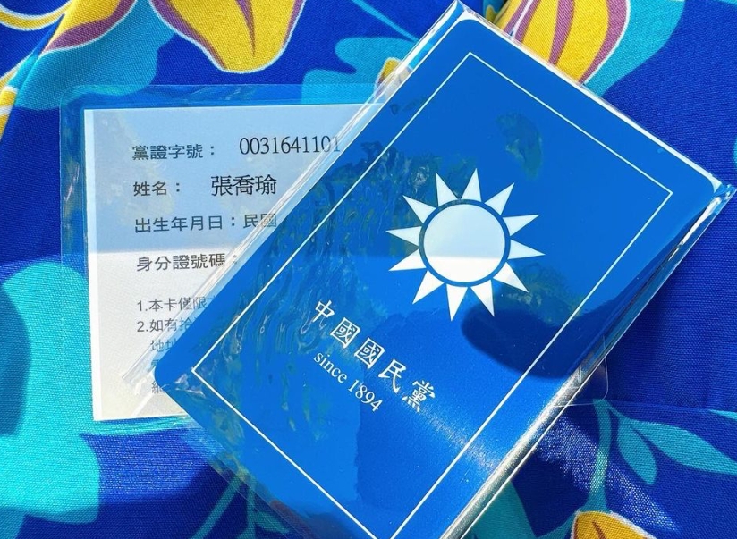 快新聞/柯粉護理師張喬瑜宣布加入國民黨! 曬黨證嗨喊:正式加入戰鬥藍