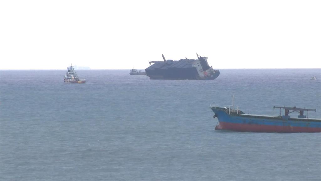 帛琉貨船進水6貨櫃摔落　高雄港一港口緊急關閉打撈