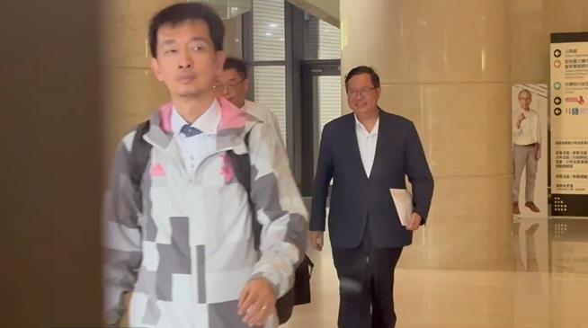 快新聞/500萬元交保! 鄭文燦不發一語、面露微笑上車離去
