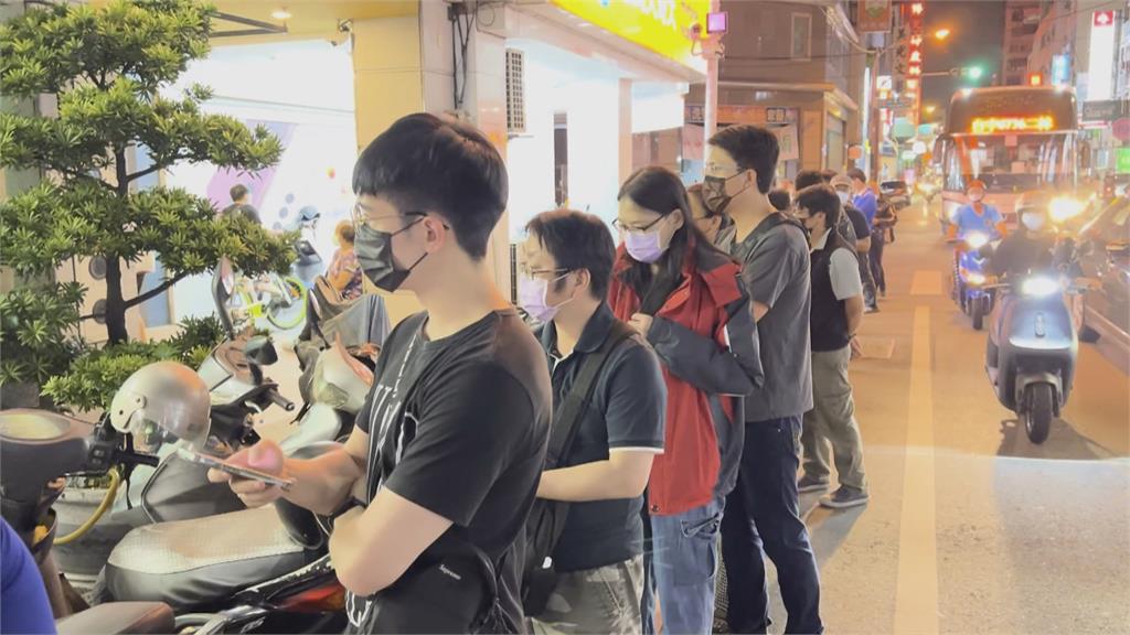 林世賢確診激出危機感 夜排打疫苗人龍綿延