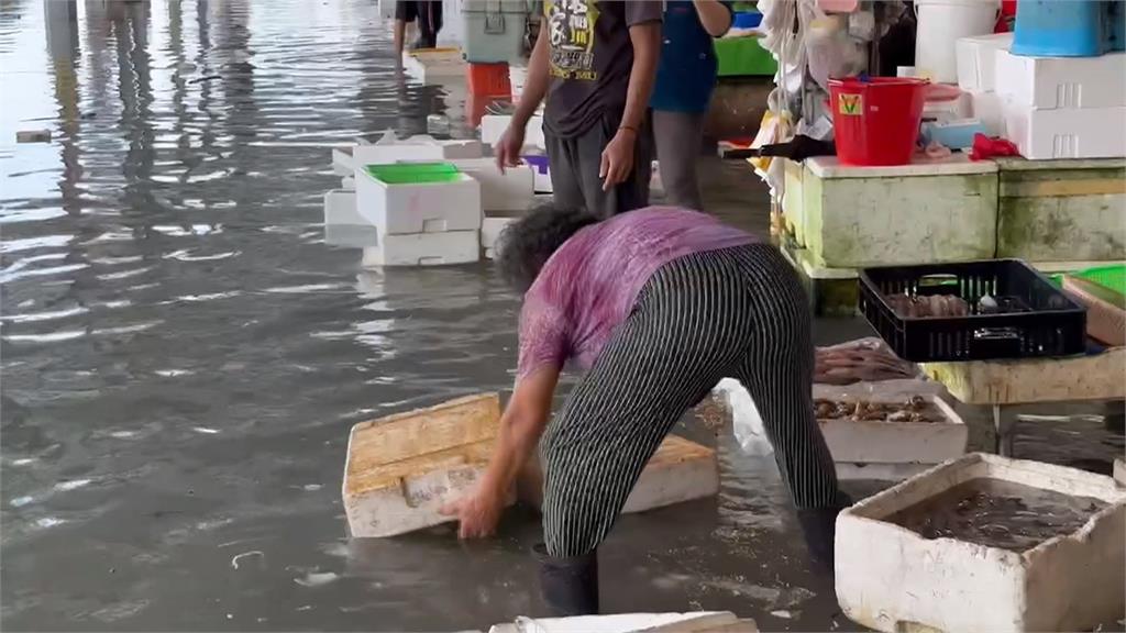 颱風來襲逢大潮！　塭仔港成水上市集民眾涉水買魚貨
