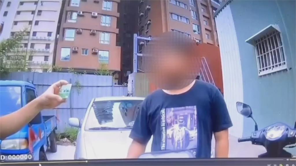 露餡! 假裝住戶遛狗 車手違停引來員警盤查