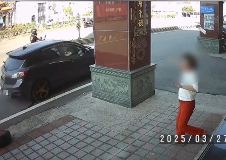 搶銀樓劫走金項鍊 黑白雙匪開車撞傷老闆娘