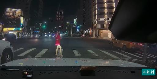 行人霸王條款失控?五月半驚見「紅衣女」闖紅燈逼停車輛…網氣炸:神主牌出沒