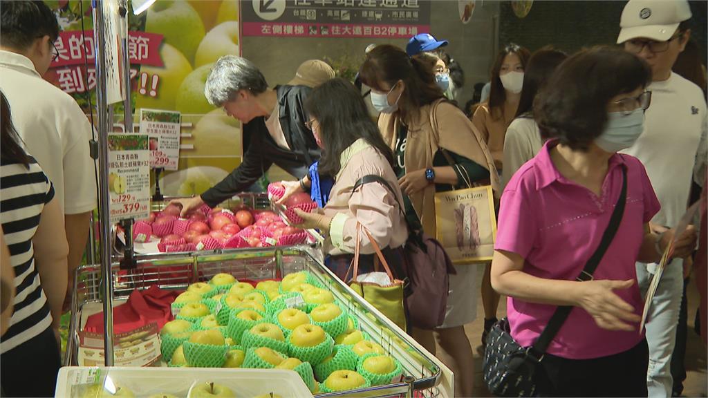 青森新縣長首訪民視 戴巨型紅蘋果帽搞笑演出
