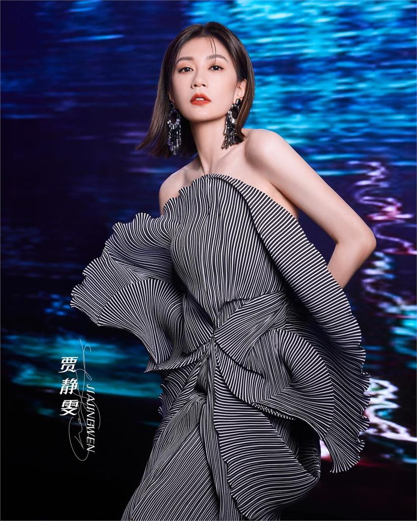 金馬影后真面目「無修圖」曝光！賈靜雯現身台北街口　被拍瞬間讓全網看傻
