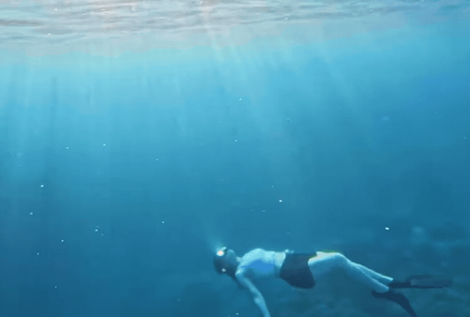 《海角七號》大大潛水「自帶炸裂浮力」!綁帶暗黑泳裝「轉身震撼解鎖」網瘋看
