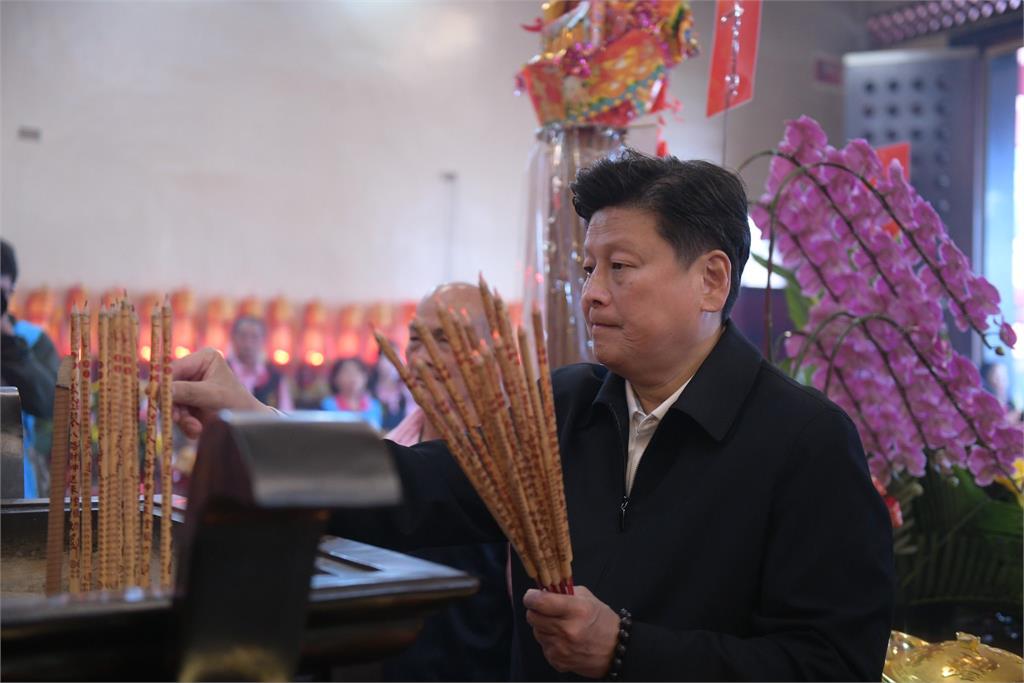 才喊舉頭三尺有神明…傅崐萁現身行天宮下跪全被拍!關公面前「誤做1事」恐犯禁忌