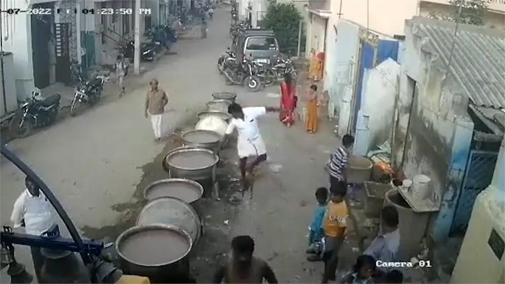 寺廟烹粥變「煮人肉」!男疑癲癇跌進鍋 遭煮40秒駭人畫面曝